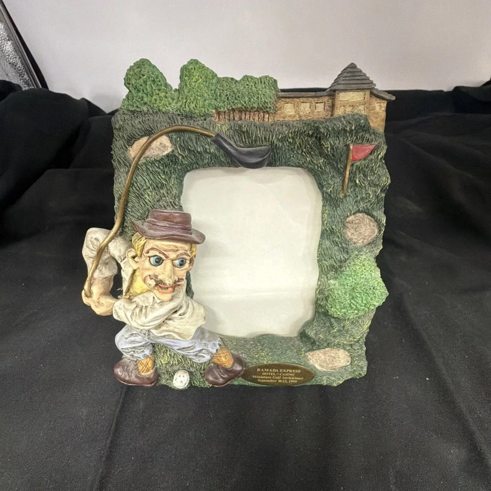 vintage Figi Graphics 3D resin picture frame featuring‎ a golfer in attire